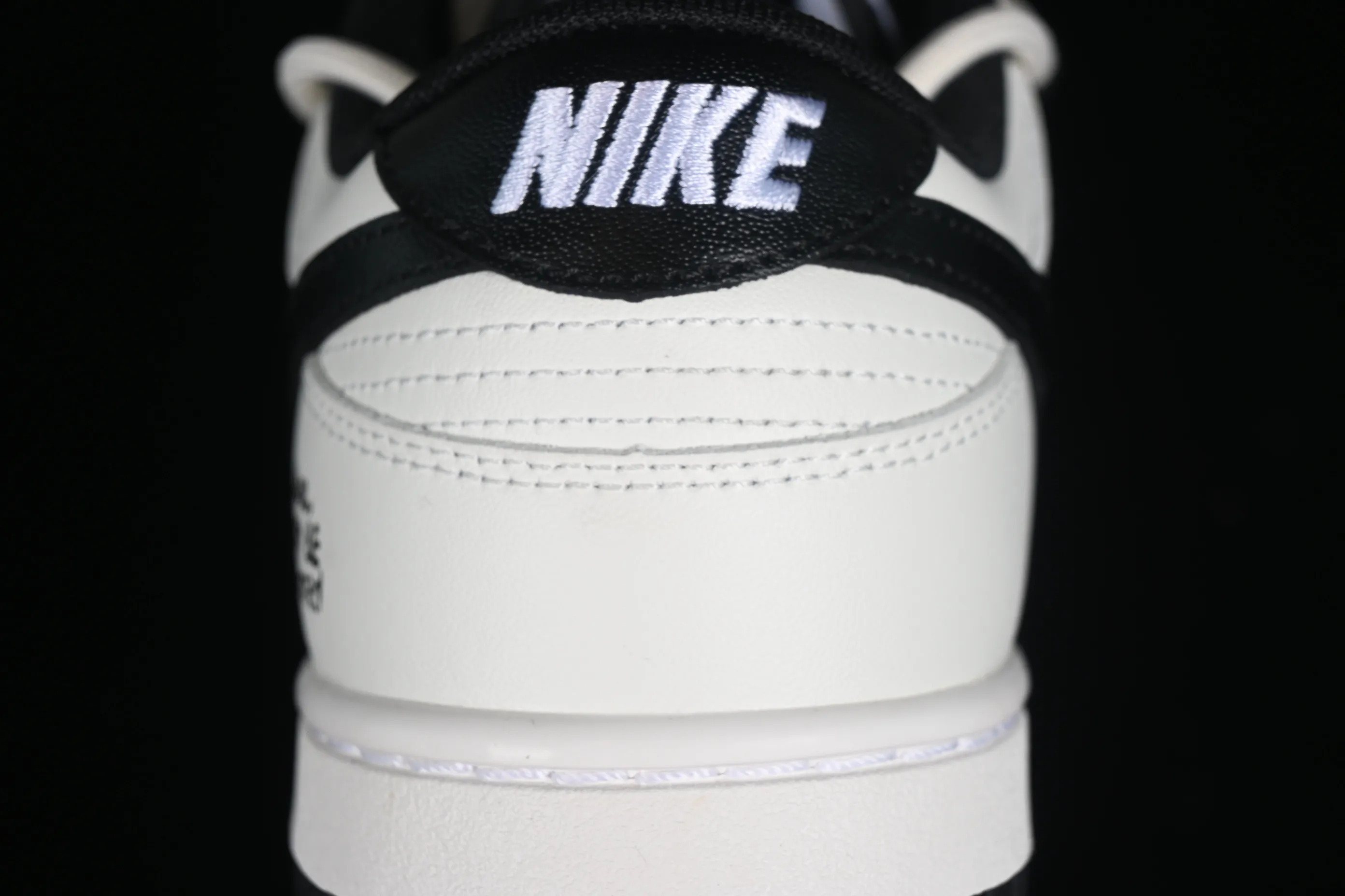 All Categories Nk SB Dunk Series Nk SB Dunk Low Low-top sneakers Nk Dunk Retro Saml Panda Prank Black and white retro style SB strap low-top casual sneakers DD1391-100